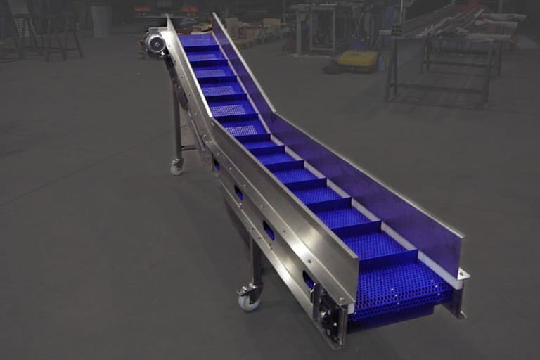 Nastro trasportatore modulare a facchini, con listelli, elevatore Nastro trasportatore modulare a facchini, con listelli, elevatore