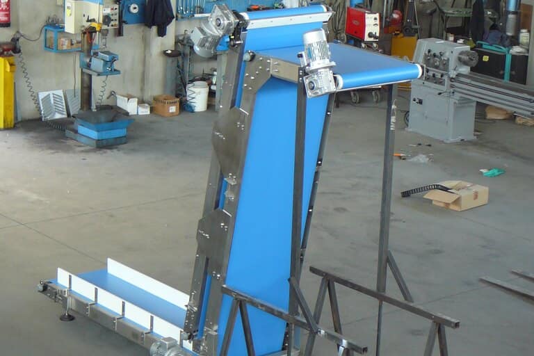 Nastro trasportatore elevatore per pasta fresca proveniente da scarico impastatrice Nastro trasportatore elevatore per pasta fresca proveniente da scarico impastatrice