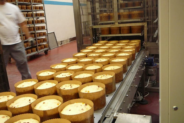 Scaricatore vassoi dai carrelli provenienti dalla cella di lievitazione e inserimento in linea Scaricatore vassoi dai carrelli provenienti dalla cella di lievitazione e inserimento in linea