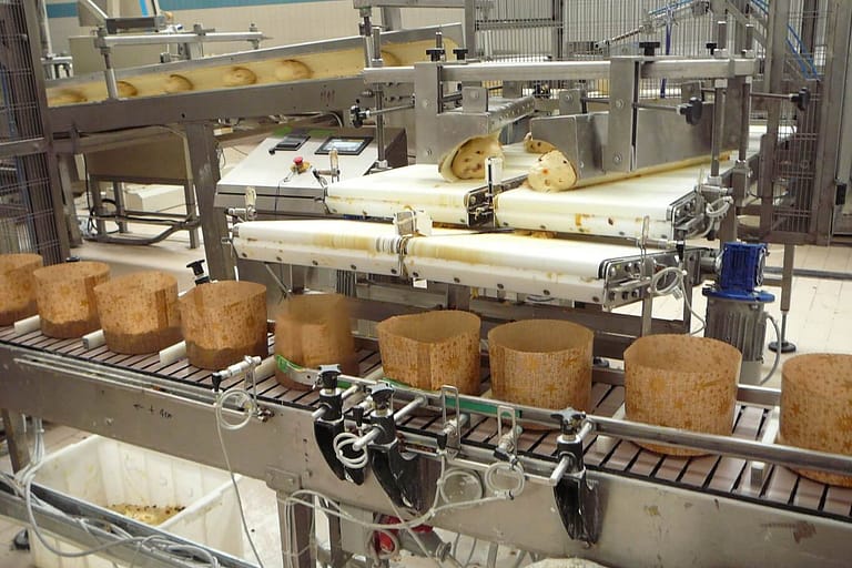 Sistema di pirlatura con nastri trasportatori e vomere/grondaia per arrotolare pasta panettone e caricarla in automatico su pirottini Sistema di pirlatura con nastri trasportatori e vomere/grondaia per arrotolare pasta panettone e caricarla in automatico su pirottini